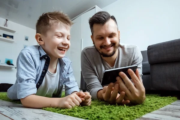 Glückliche Familie Vater Und Sohn Liegen Zusammen Auf Dem Boden — Stockfoto