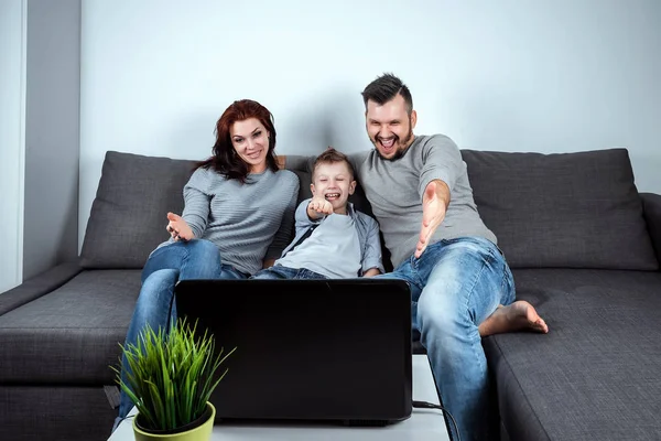 Una Familia Feliz Con Sonrisas Viendo Algo Portátil Concepto Pasatiempo — Foto de Stock