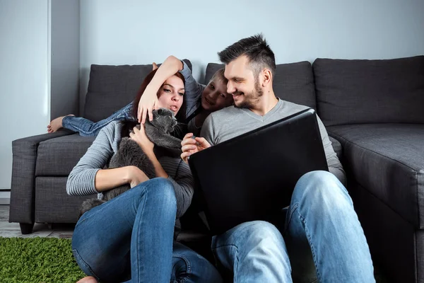 Mutlu Bir Aile Ile Bir Laptop Bir Şey Izlerken Gülümsüyor — Stok fotoğraf