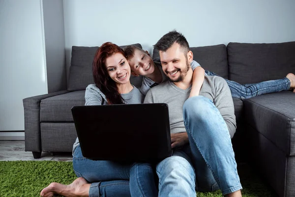 Mutlu Bir Aile Ile Bir Laptop Bir Şey Izlerken Gülümsüyor — Stok fotoğraf