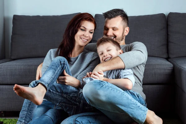 Una Familia Feliz Con Sonrisas Viendo Algo Portátil Concepto Pasatiempo — Foto de Stock