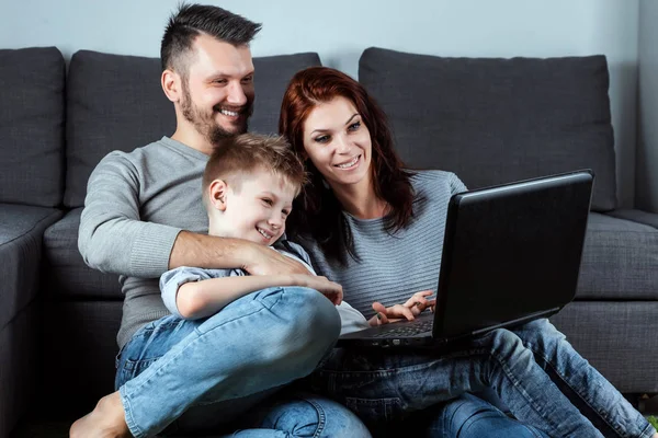 Szczęśliwą Rodzinę Uśmiechem Oglądając Coś Laptopie Koncepcja Wspólnego Rozrywką Wakacje — Zdjęcie stockowe