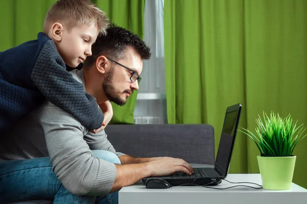 父子们在笔记本电脑上工作 商人在家工作 照顾孩子 花时间和孩子在一起 自由职业者 成功的现代家庭的理念 — 图库照片