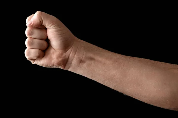 Punho isolado em fundo preto. Um homem forte levantou o punho sobre um fundo negro, poder, protesto, punho pronto para a batalha . — Fotografia de Stock