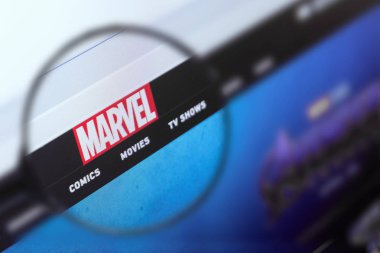 Brest, Belarus, 15 Mart, 2019. Marvel Web sayfası, bir büyüteç üzerinden görünüm. Marvel şirket logosu görülebilir. Yumuşak odaklama.