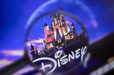 Brest, Belarus, 15 Mart, 2019. Disney sitesinin ana sayfası, bir büyüteç aracılığıyla görüntüleyin. Disney şirket logosu görülebilir. Yumuşak odaklama.