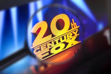 Brest, Belarus, 15 Mart, 2019. 20. yüzyılda Fox Ana sayfa, bir büyüteç üzerinden görünüm. 20th Century Fox şirket logosu görülebilir. Yumuşak odaklama.