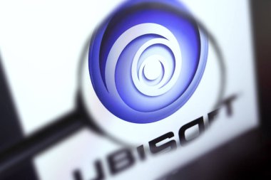Brest, Belarus, 15 Mart, 2019. Ubisoft ana sayfa, bir büyüteç üzerinden görünüm. Ubisoft şirket logosu görülebilir. Yumuşak odaklama.