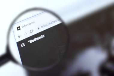 Brest, Belarus, 15 Mart, 2019. Sitenin ana sayfası Bethesda, bir büyüteç aracılığıyla görüntüleyin. Bethesda şirket logosu görülebilir. Yumuşak odaklama.