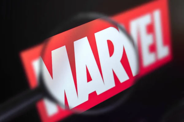 Brest, Belarus, 15 Mart, 2019. Marvel Web sayfası, bir büyüteç üzerinden görünüm. Marvel şirket logosu görülebilir. Yumuşak odaklama.