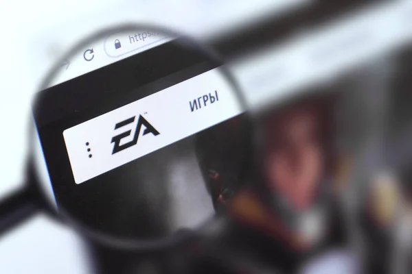 Brest, Belarus, 15 Maret 2019. Electronic Arts halaman rumah, tampilan melalui kaca pembesar. Logo perusahaan Electronic Arts terlihat. Fokus lembut . — Stok Foto