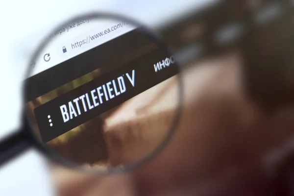 Brest, Belarus, 15 Maret 2019. Halaman utama dari situs Battlefield 5, lihat melalui kaca pembesar. Logo perusahaan Battlefield 5 terlihat. Fokus lembut . — Stok Foto