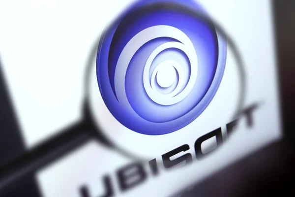 Brest, Belarus, 15 Mart, 2019. Ubisoft ana sayfa, bir büyüteç üzerinden görünüm. Ubisoft şirket logosu görülebilir. Yumuşak odaklama.