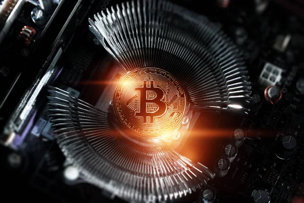 Cryptogeld, gouden Bitcoin op het computer bord. Macro-opname. Concept van cryptocurrency met munten, elektronisch geld, technologie. Nieuwe cryptocurrency, kopieer ruimte. — Stockfoto