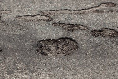 Bir sürü çukurla bakımsız olan yol. Arabalar arıza riski ile gitmek.