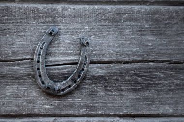 Eski tahta tahtada eski at nalı. Şans, şans, şans kavramı.