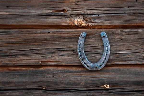 Vecchio ferro di cavallo su una vecchia tavola di legno. Il concetto di fortuna, fortuna, fortuna . — Foto Stock