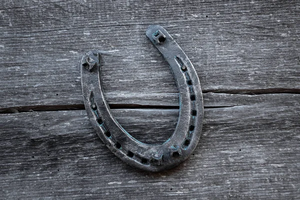 Vecchio ferro di cavallo su una vecchia tavola di legno. Il concetto di fortuna, fortuna, fortuna . — Foto Stock