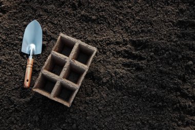 Fideler için tencere ve yere küçük bir spatula. Bahçe kavramı, sezon başında, yazlık yazlık.