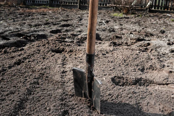 Bottes et pelle gros plan. Le concept du jardin, le début de la saison, chalet d'été . — Photo