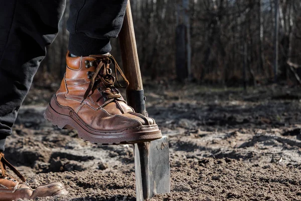 Stiefel und Schaufel Nahaufnahme. das Konzept des Gartens, der Beginn der Saison, Ferienhaus. — Stockfoto