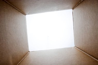 Unboxing, Kutunun içinden ateş karton paket açtı. Paket, teslimat, sürpriz, hediye, yaşam tarzı