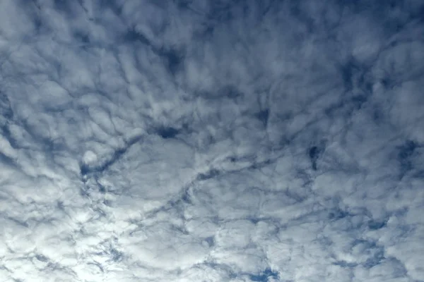 Голубое небо и облака. Фон неба и облаков. Небесный фон — стоковое фото