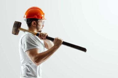 Beyaz arka planda izole edilmiş balyozlu turuncu kasklı erkek inşaatçı. Konsept oluşturma, müteahhit.