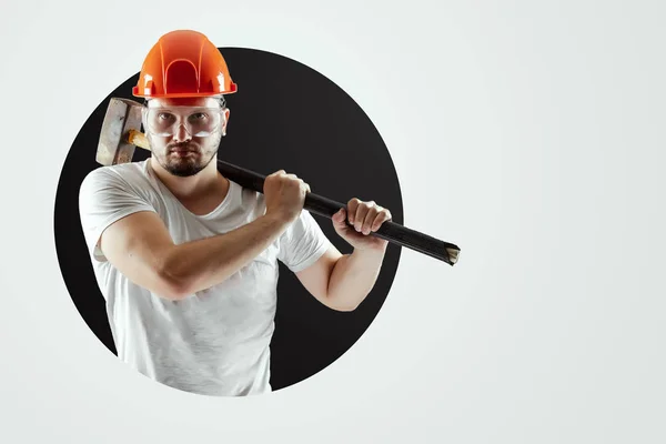 Beyaz arka planda izole edilmiş balyozlu turuncu kasklı erkek inşaatçı. Konsept oluşturma, müteahhit. — Stok fotoğraf