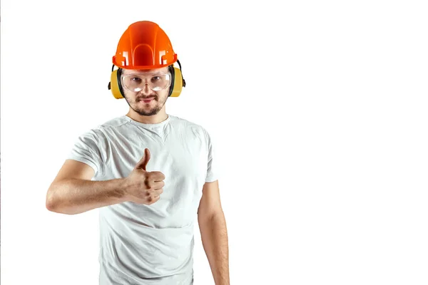 Construtor masculino em capacete laranja mostra polegar para cima isolado no fundo branco. Construção de conceito, empreiteiro . — Fotografia de Stock