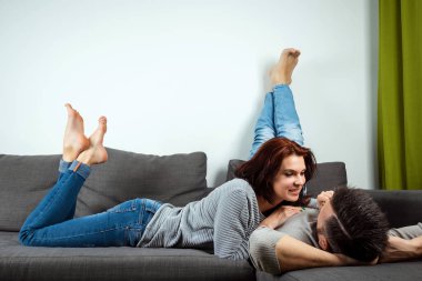 Evde bir yatakta yatan sevgi dolu bir çift, hafta sonu dinlenen tembel bir aile. Aile ilişkileri, aşk.