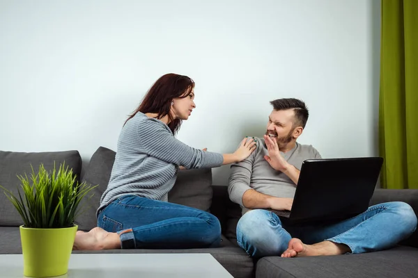 The girl and the guy have fun in two for the laptop. The concept of family relationships, watching movies together, sharing time. — Stock Photo, Image