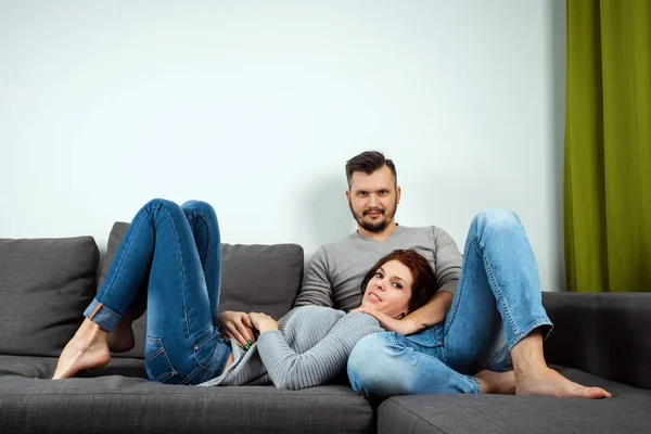 Un couple aimant couché sur un lit à la maison, une famille paresseuse se reposant le week-end. Relations familiales, amour . — Photo