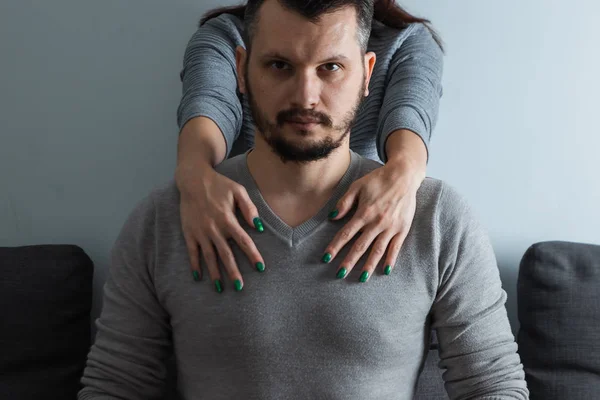Mujer sexy, manos con uñas verdes abrazando a un hombre. hombre de negocios, adicción femenina, matrimonio, protección masculina . —  Fotos de Stock