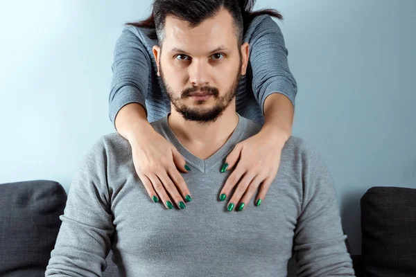 Mujer sexy, manos con uñas verdes abrazando a un hombre. hombre de negocios, adicción femenina, matrimonio, protección masculina . —  Fotos de Stock