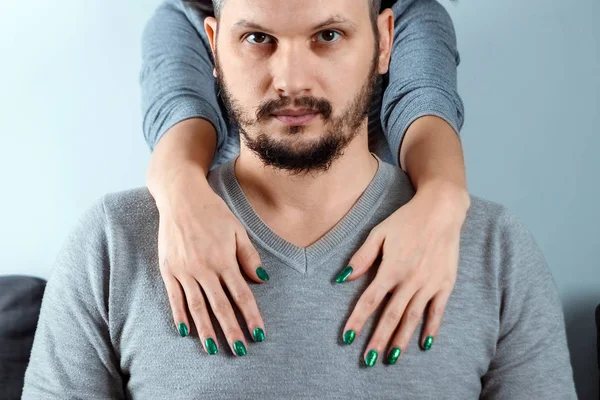 Femme sexy, mains avec des ongles verts étreignant un homme. Homme d'affaires, dépendance féminine, mariage, protection masculine . — Photo