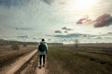 Doğada sırt çantası olan bir adam. Konsept gezgin, turist, doğa, peyzaj.