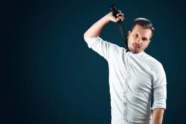 Um homem, um homem de negócios a engasgar-se com uma gravata de desespero, sob stress, sobrecarregado e perturbado. O conceito de trabalho de escritório, estresse, pânico, raiva . — Fotografia de Stock