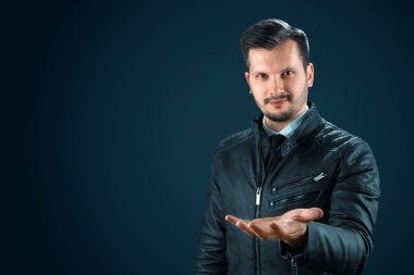 İşadamı, bir adam elini avuç içine kadar uzatır. Boş boş. Jest kavramını göster.