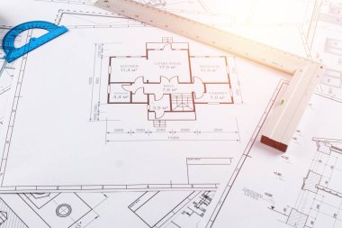 Turuncu kask, kalem, mimari inşaat çizimleri, bant ölçüsü. Mimarlık, inşaat, mühendislik, tasarım kavramı. Kopyalama alanı.