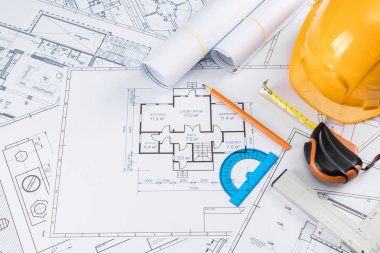 Turuncu kask, kalem, mimari inşaat çizimleri, bant ölçüsü. Mimarlık, inşaat, mühendislik, tasarım kavramı. Kopyalama alanı.