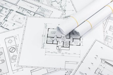 Mimari inşaat çizimleri bir rulo, kağıt üzerinde inşaat projeleri bükülmüş. Mimarlık, inşaat, mühendislik kavramı. Kopyalama alanı.