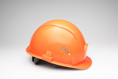 Turuncu inşaat kask hafif bir arka plan üzerinde. Mimarlık, inşaat, mühendislik, tasarım kavramı. Kopyalama alanı.
