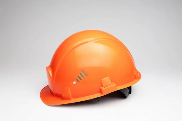 Casque de construction orange sur fond clair. Le concept d'architecture, de construction, d'ingénierie, de design. Espace de copie . — Photo