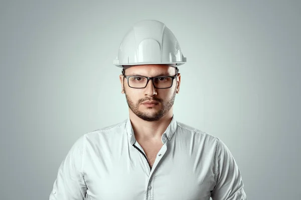Açık bir arka plan üzerinde inşaat beyaz kask bir adamın portresi. Konsept mimarlık, inşaat, mühendislik, tasarım, onarım. Kopyalama alanı — Stok fotoğraf