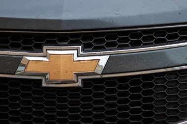 Beyaz Rusya, Minsk 21 04 2019. Chevy yakın çekim kirli araba işareti.