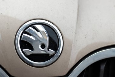 Belarus, Minsk 21 04 2019 Skoda Auto marka logosu detay. Çek otomobil üreticisi ve üreticisinin sembolü