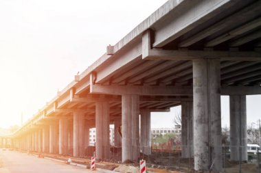 Şantiye, şantiye, köprü inşaatı, aşağıdan görünüm.