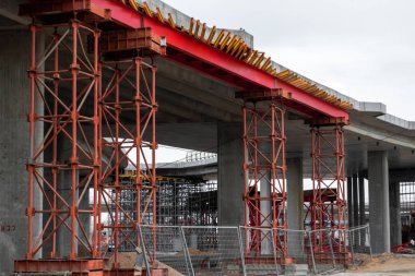 Şantiye, inşaat, iskele, iskele. İnşaat işi, tasarım, mimari kavramı.