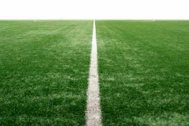 Suni çim, futbol sahası perspektifi ile yeşil spor alanı.